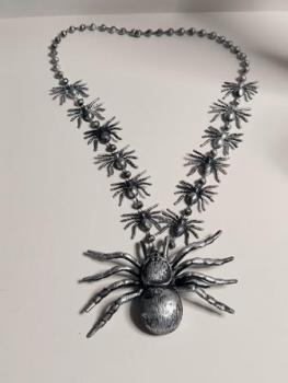 Halskette Spinnendekor