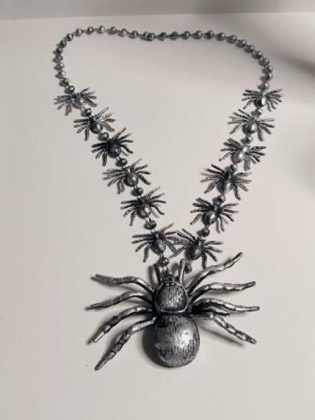 Halskette Spinnendekor